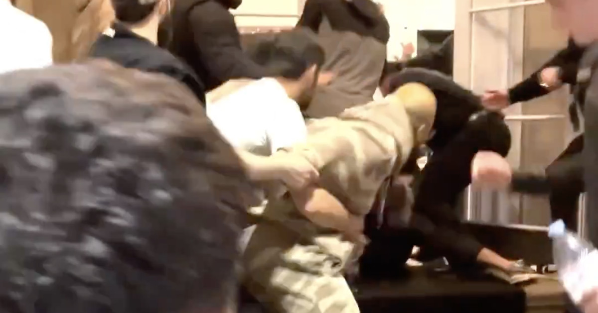 Manel Kape y Muhammad Mokaev protagonizan una pelea explosiva en el hotel del UFC 304