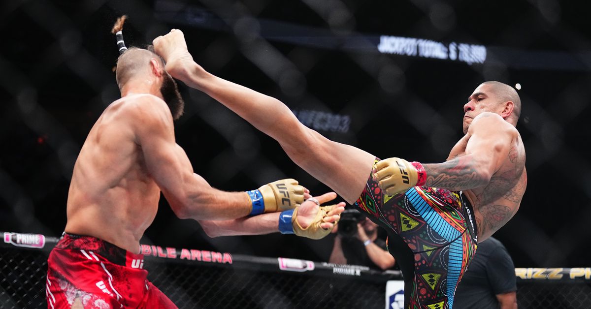 Mira a Alex Pereira dar un nocaut con una brutal patada a la cabeza en cámara lenta para ganar el evento principal de UFC 303