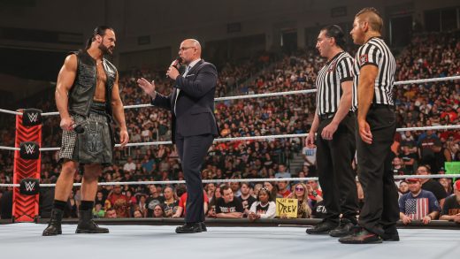Seth Rollins ataca a Drew McIntyre después de que el gerente general de WWE Raw, Adam Pearce, confirmara su suspensión