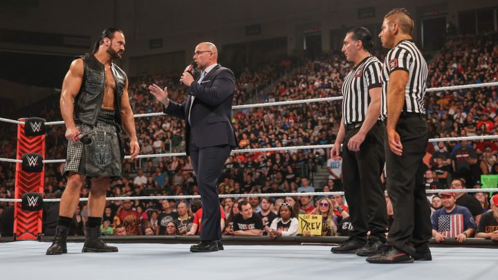 Seth Rollins ataca a Drew McIntyre después de que el gerente general de WWE Raw, Adam Pearce, confirmara su suspensión