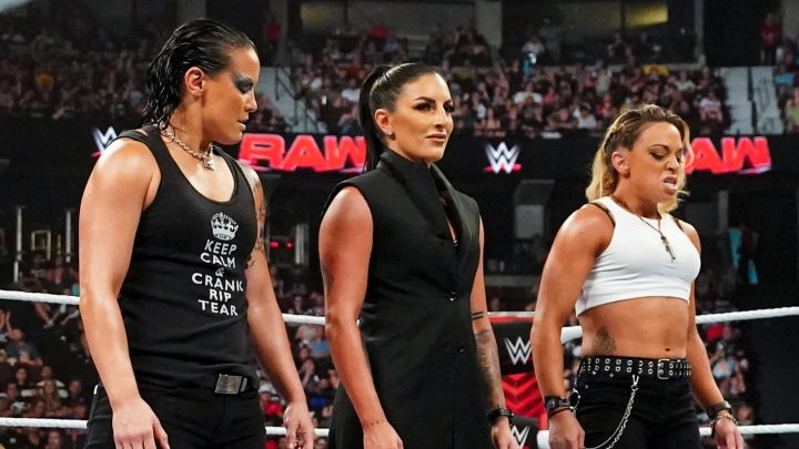 Sonya Deville, Shayna Baszler y Zoey Stark después de enviar mensaje en WWE Raw