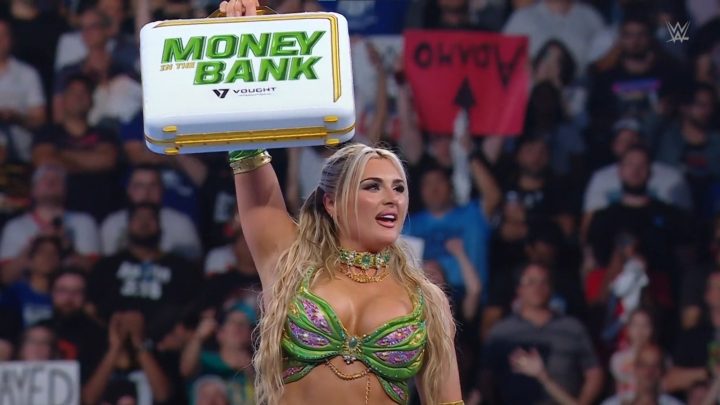 Tiffany Stratton reclama su maletín tras una lucha de escaleras de locos en WWE Money In The Bank