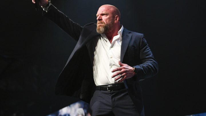 Triple H da la bienvenida al legendario miembro del Salón de la Fama de la WWE a Raw por primera vez en 15 años