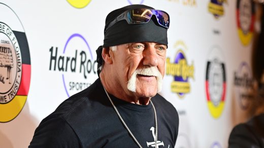 El miembro del Salón de la Fama de la WWE Hulk Hogan elogia a la excampeona femenina: "Ella es como TheBomb.com"