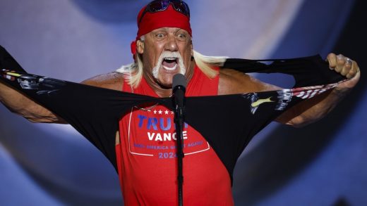 El miembro del Salón de la Fama de la WWE, Hulk Hogan, se burla de la herencia de Kamala Harris y bromea sobre golpearla