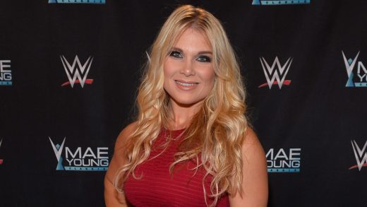 Beth Phoenix recuerda la silla de conferencia que le entregó Rhea Ripley de la WWE