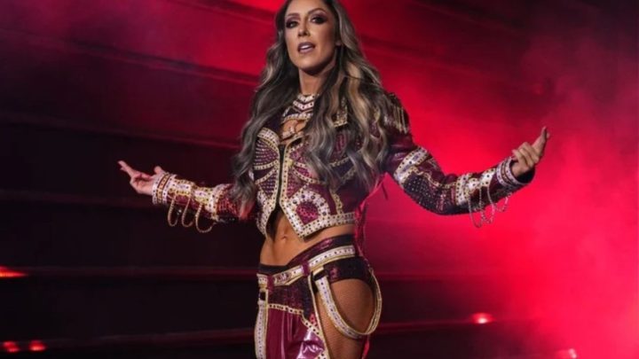 Britt Baker regresa de su suspensión y corta una promoción contra Mercedes Mone en AEW Dynamite