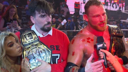 Chase U de la WWE celebra tras ganar los títulos en parejas de NXT