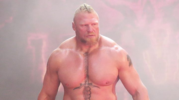 El gerente general de WWE Raw, Adam Pearce, recuerda cómo se le rompieron los pantalones después de que Brock Lesnar le lanzara un F-5