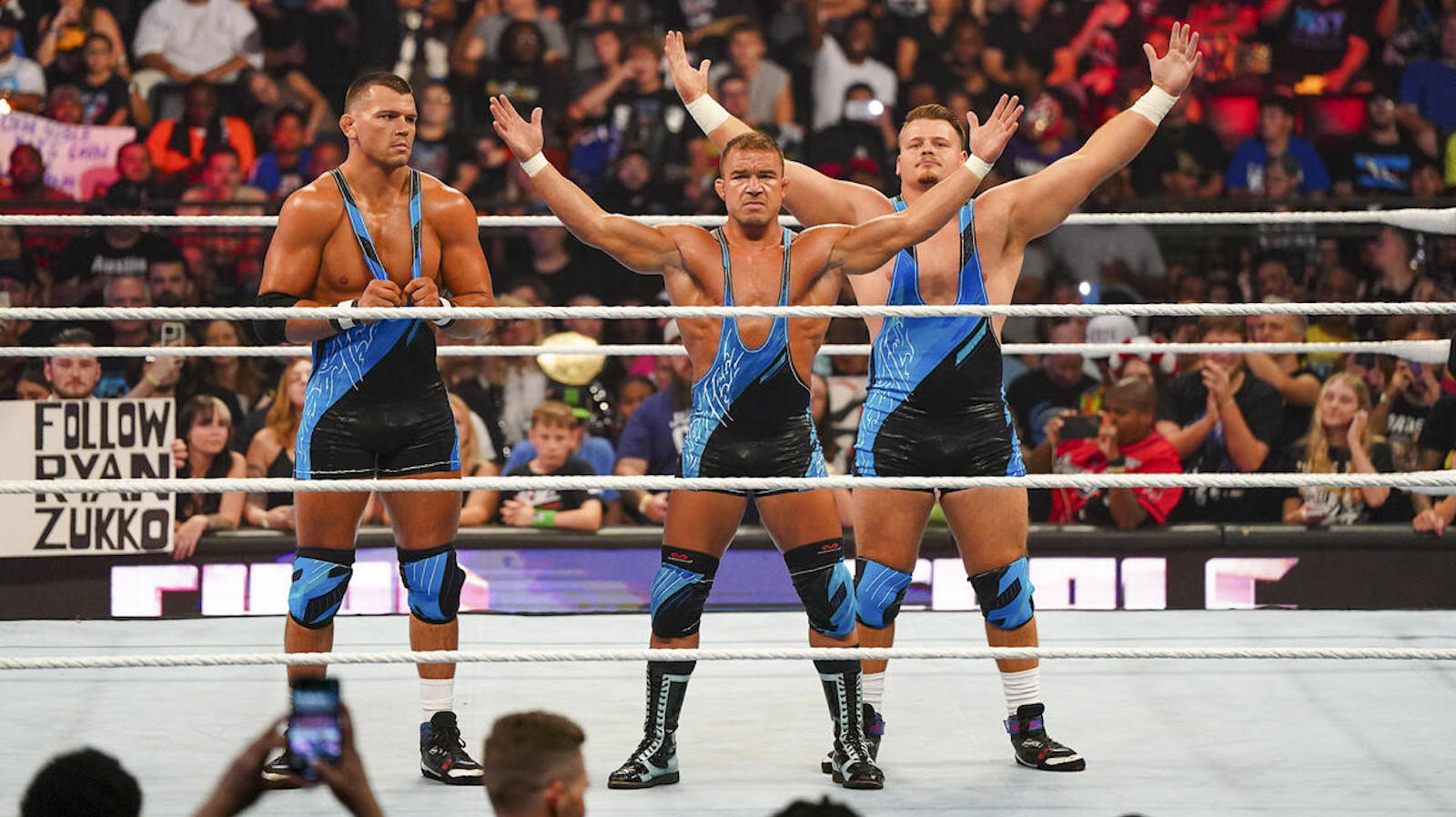 La multitud de Texas revive el viejo cántico de Kurt Angle después del debut de Creed Bros con nueva música en WWE RAW