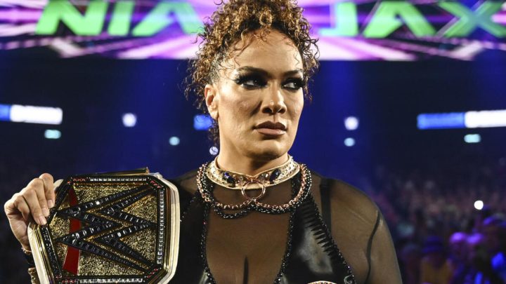 Nia Jax retiene el título femenino de la WWE (con algo de ayuda) en un caótico combate de SmackDown