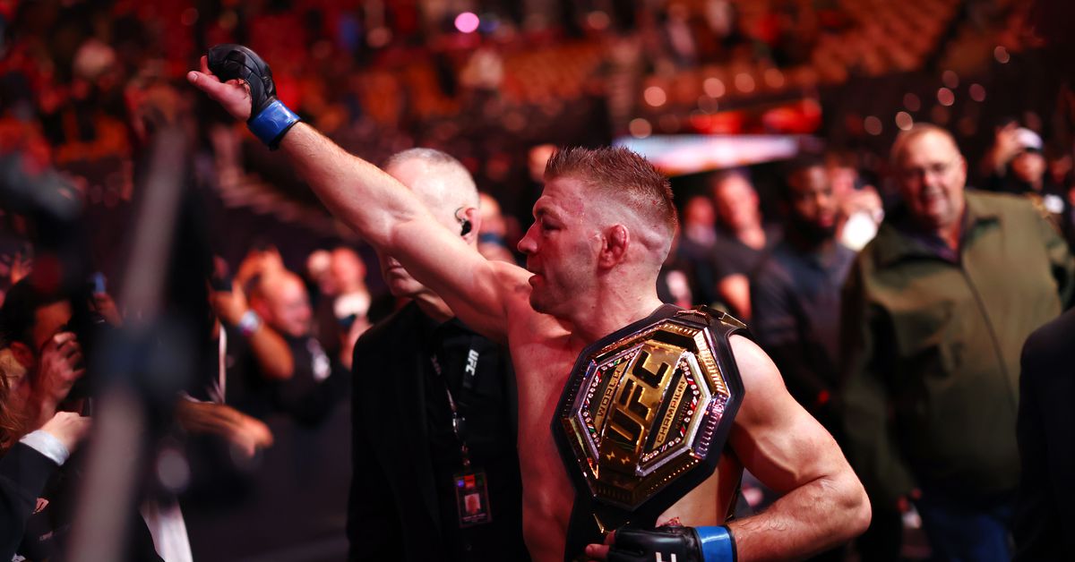 Predicciones de UFC 305 - Lucha de MMA