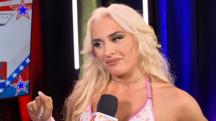 Tiffany Stratton de la WWE dice que una pelea con esta estrella de Raw sería "totalmente adorable"