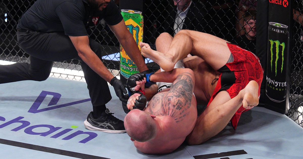 Vídeo de UFC Vegas 95: Serghei Spivac golpea rápidamente a Marcin Tybura con una desagradable llave de brazo en la revancha