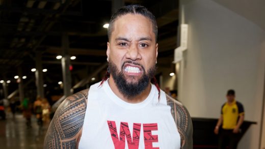 El miembro del Salón de la Fama de la WWE Rikishi pide a sus seguidores que "sigan orando" por su hijo Jimmy Uso