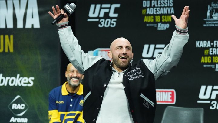 Alexander Volkanovski espera el ganador de la pelea entre Ilia Topuria y Max Holloway en UFC 308