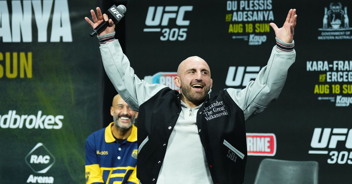 Alexander Volkanovski espera el ganador de la pelea entre Ilia Topuria y Max Holloway en UFC 308