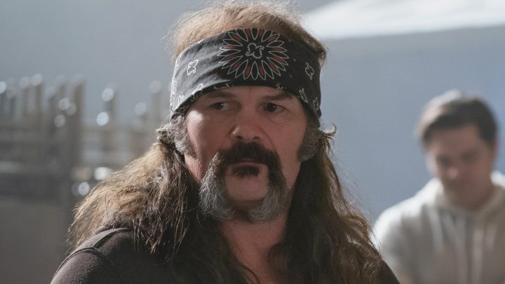 El actor de Heels, Chris Bauer, dice que esta estrella de AEW lo deja "jodidamente loco"