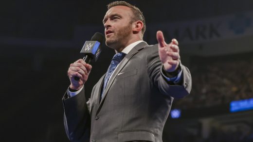 El gerente general de WWE SmackDown, Nick Aldis, anuncia un cambio a una lucha de "alto riesgo"