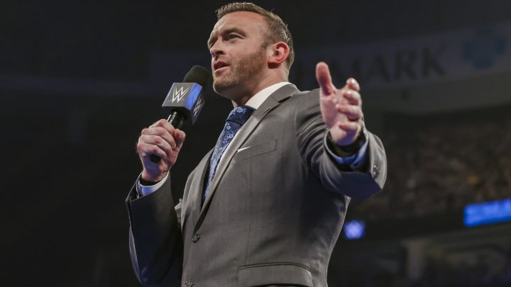 El gerente general de WWE SmackDown, Nick Aldis, anuncia un cambio a una lucha de "alto riesgo"