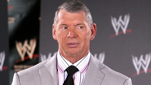 Eric Bischoff explica la vacilación de Vince McMahon al hablar en serie de Netflix