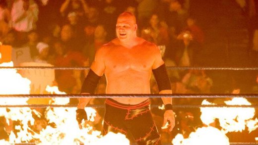 Kane recuerda su primera aparición en el combate de su firma en la WWE