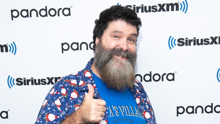 Mick Foley recuerda haber desobedecido el edicto de la WWE y haber pedido 'perdón' más tarde