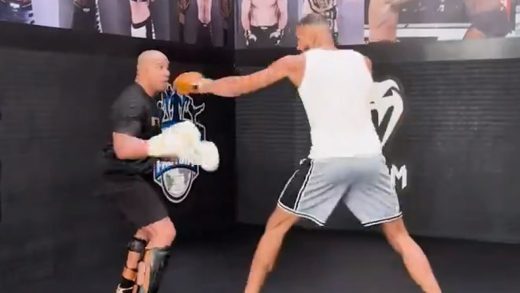 Mira a Ciryl Gane entrenar con el gigante de la NBA Rudy Gobert antes del UFC 308