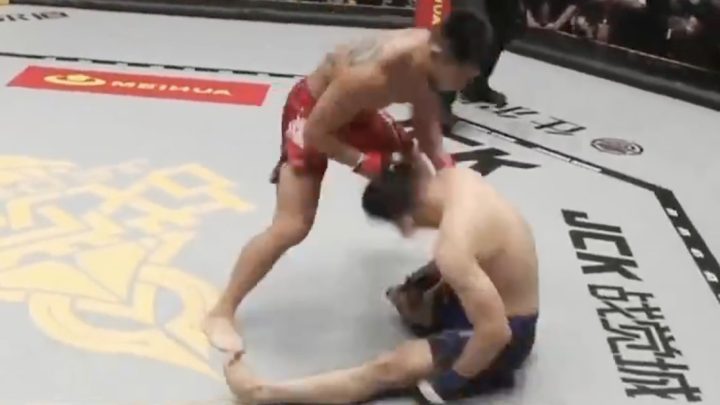 Mira cómo Kai Lu, veterano de Road to UFC, lanza un uppercut desagradable que envía a su oponente inconsciente al suelo