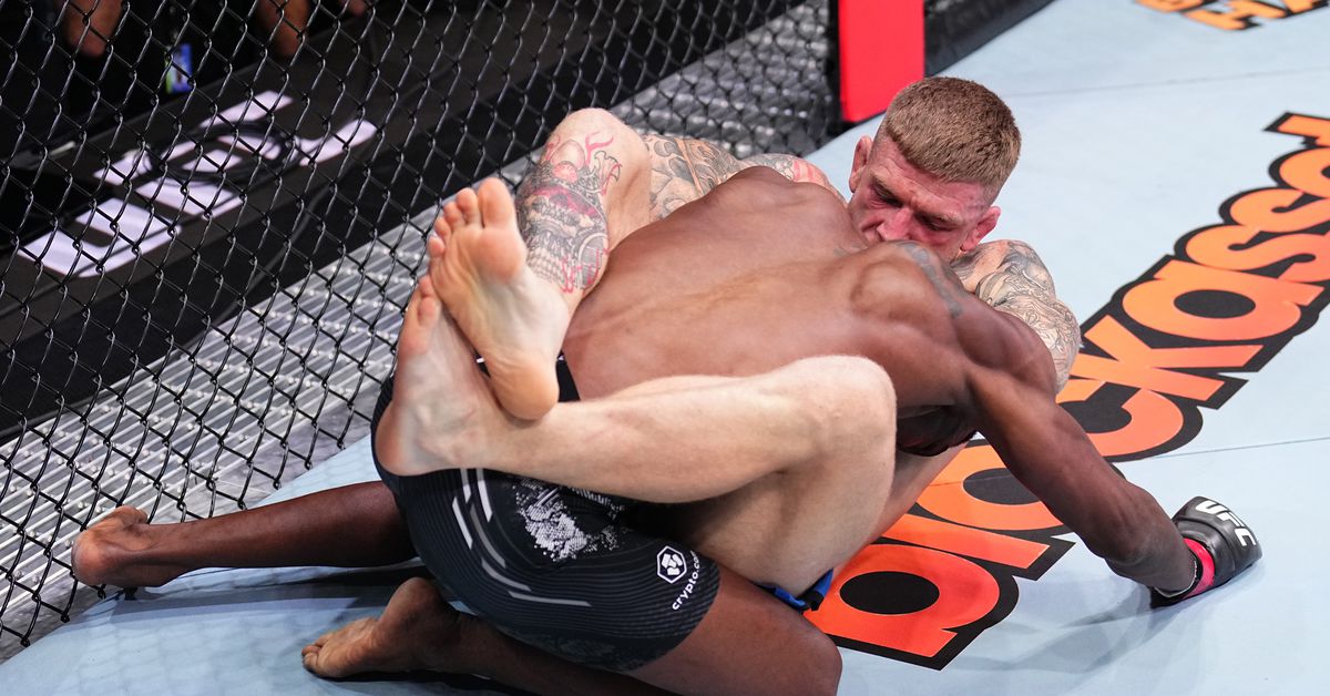 Mire a Chris Duncan decirle al árbitro que su oponente está eliminado en un final extraño en UFC París