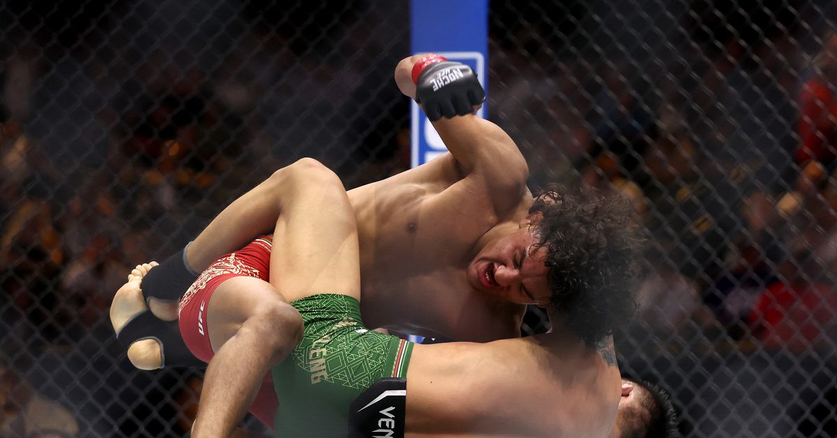 Resultados de UFC 306: Raúl Rosas Jr. usa un plan de juego pesado de grappling para vencer a Aoriqileng en su primera pelea en Sphere