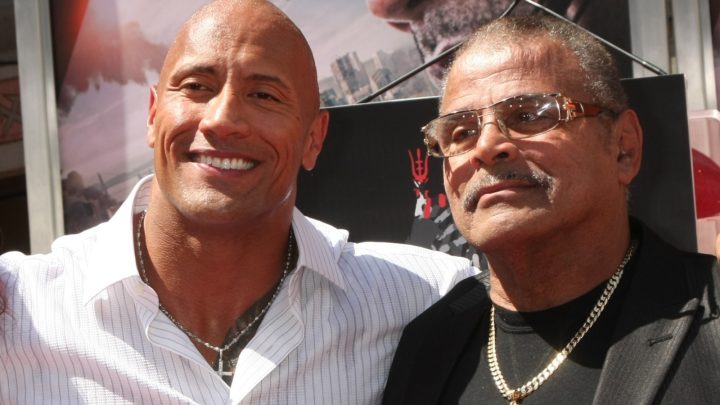 The Rock reflexiona sobre la muerte de su padre, el miembro del Salón de la Fama de la WWE Rocky Johnson