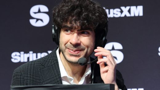 Tony Khan de AEW habla sobre lo que lo mantiene en marcha a pesar del agotamiento por los viajes constantes