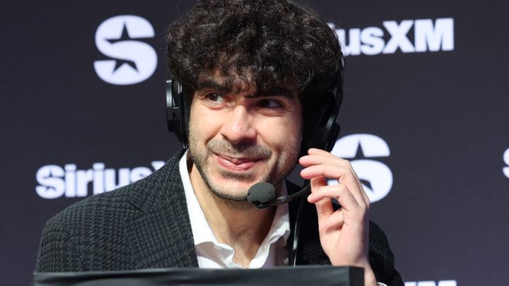 Tony Khan de AEW habla sobre lo que lo mantiene en marcha a pesar del agotamiento por los viajes constantes