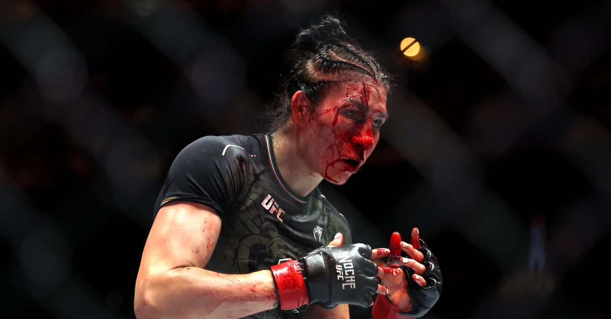 Vídeo: Irene Aldana sufre un terrible corte en la frente durante la derrota ante Norma Dumont en UFC 306