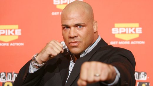 El miembro del Salón de la Fama de la WWE, Kurt Angle, detalla la respuesta a las personas que llaman a la lucha libre 'falsa'