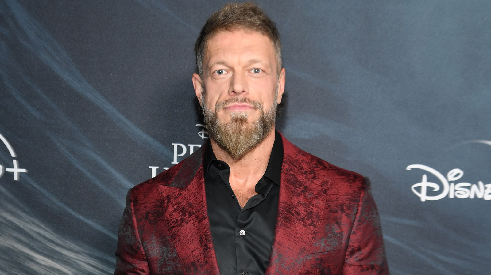 Adam Copeland de AEW ayuda a los trabajadores de FEMA en Carolina del Norte