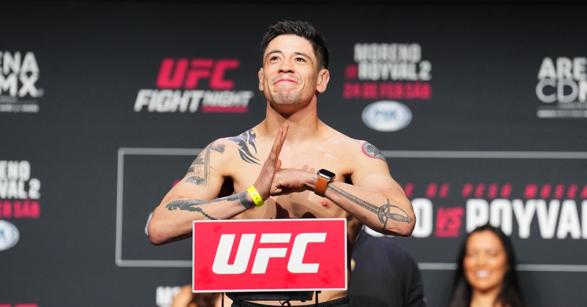 Brandon Moreno recibe pantalones cortos de pelea personalizados antes de UFC Edmonton