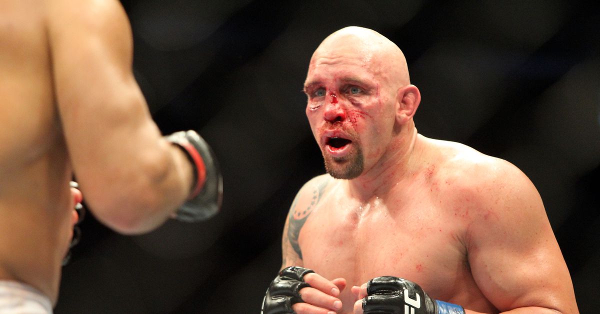 Brendan Schaub lamenta las dificultades que enfrenta ahora el ex campeón de UFC Shane Carwin: "Apenas puede atarse los malditos zapatos"