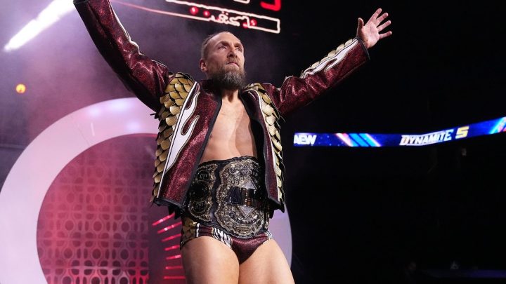 El árbitro de AEW, Bryce Remsburg, rinde homenaje a Bryan Danielson después de la derrota en WrestleDream