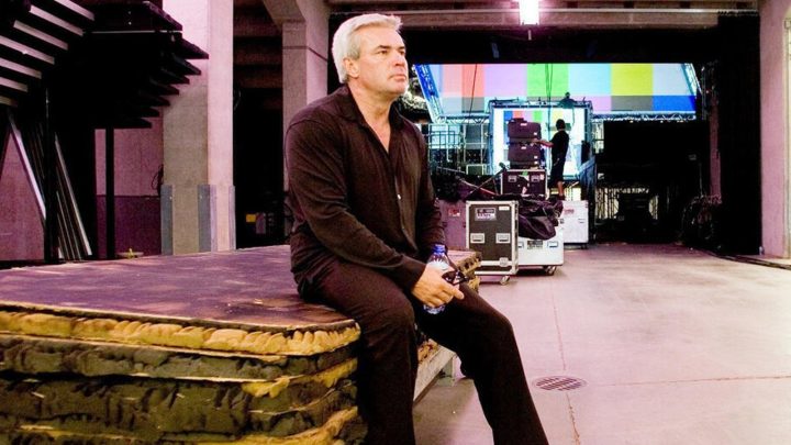 Eric Bischoff recuerda sus frustraciones con los estándares y prácticas mientras dirigía la WCW