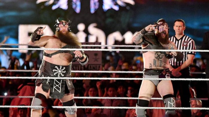 Erik e Ivar regresan a WWE Raw como The War Raiders y ganan la primera ronda del torneo de parejas