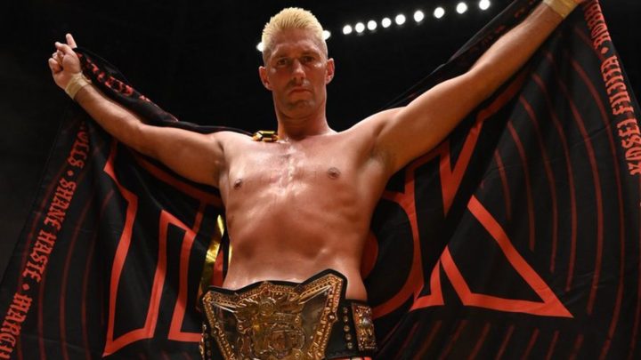 Jeff Jarrett felicita al nuevo campeón mundial IWGP Zack Sabre Jr.