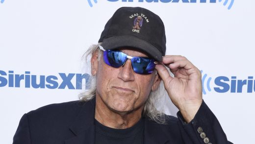 Jesse Ventura firma contrato de leyendas de la WWE y adelanta 'cosas mejores y más grandes'