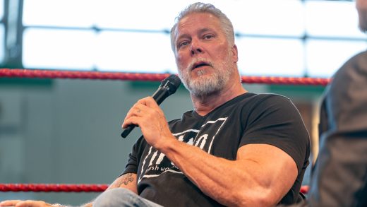 Kevin Nash, miembro de WWE HOF, cuenta la historia de Scott Hall, el contrabando y la preparación para golpear a un policía