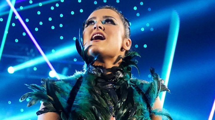 La estrella de WWE NXT sorprende a Lyra Valkyria detrás del escenario en Raw antes de las grabaciones del evento principal