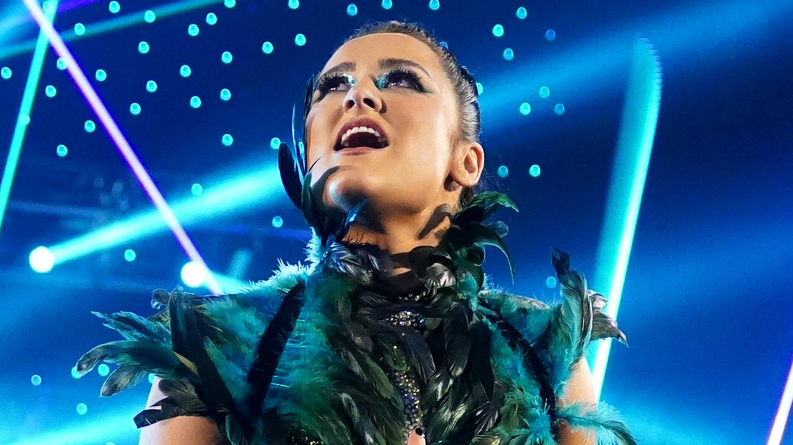 La estrella de WWE NXT sorprende a Lyra Valkyria detrás del escenario en Raw antes de las grabaciones del evento principal
