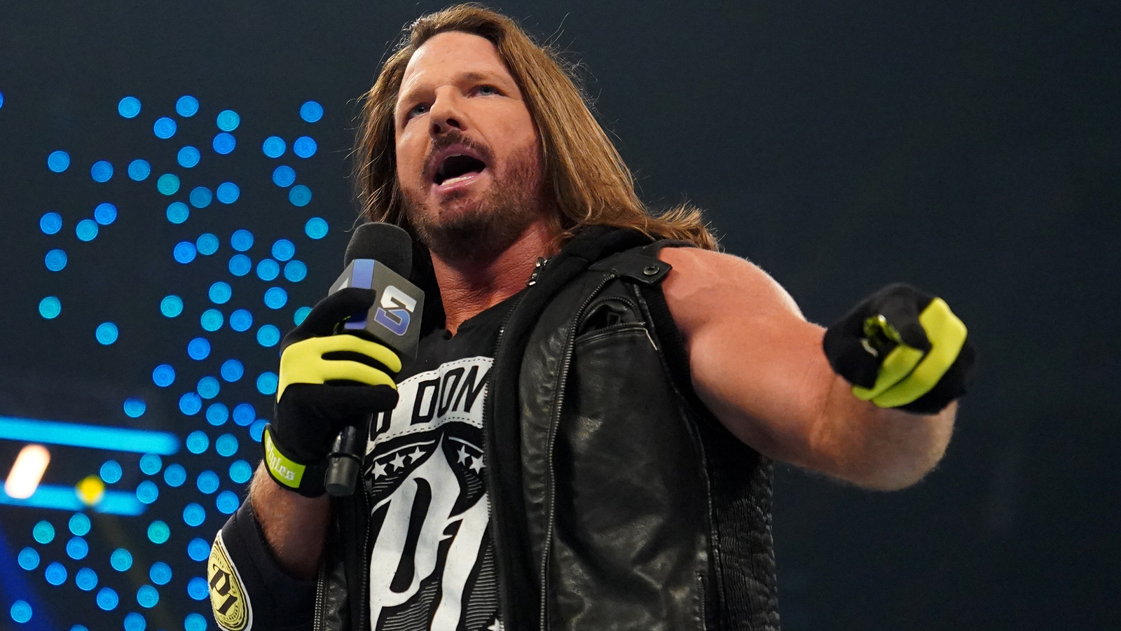 La estrella de la WWE AJ Styles aclara a los fanáticos su lesión