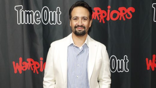 Lin-Manuel Miranda viste un disfraz de Dirty Dom con Liv Morgan y Dominik Mysterio de la WWE