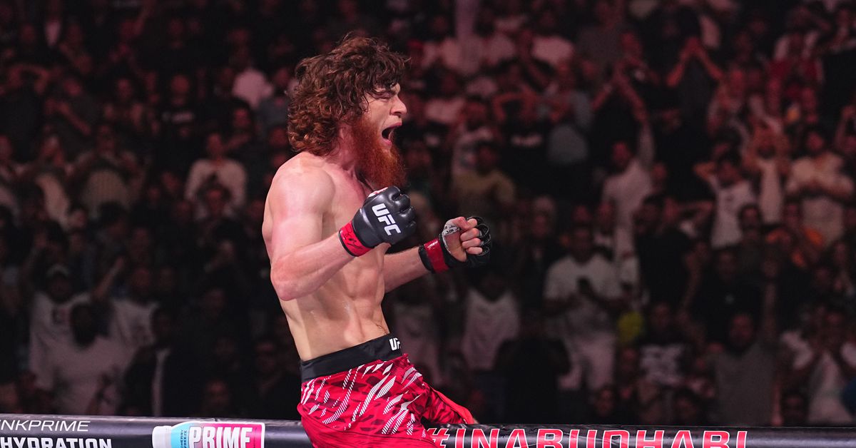 Resultados de UFC 308: Shara Bullet anota un increíble nocaut con doble puño hacia atrás sobre Armen Petrosyan